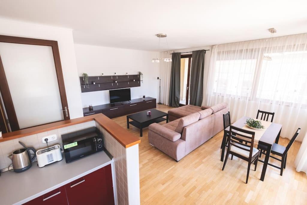 Bright Downtown Balcony Retreat Leilighet Budapest Eksteriør bilde