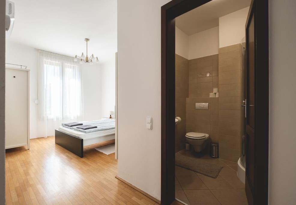 Bright Downtown Balcony Retreat Leilighet Budapest Eksteriør bilde