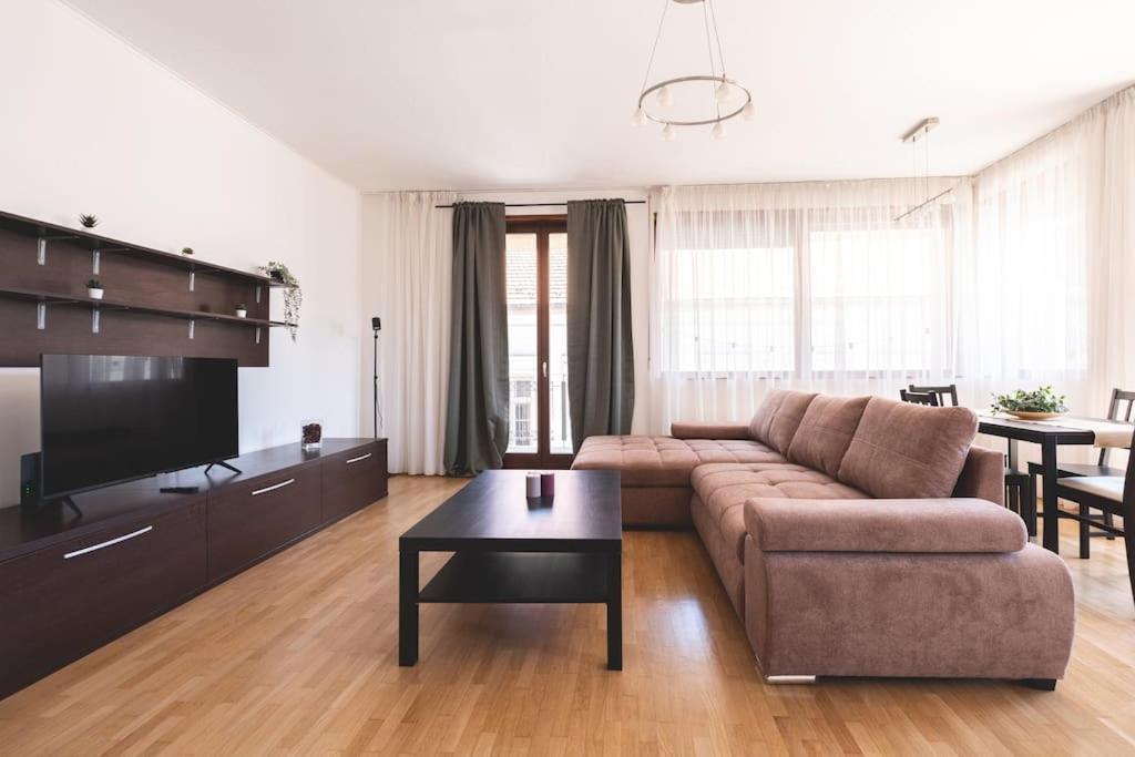 Bright Downtown Balcony Retreat Leilighet Budapest Eksteriør bilde