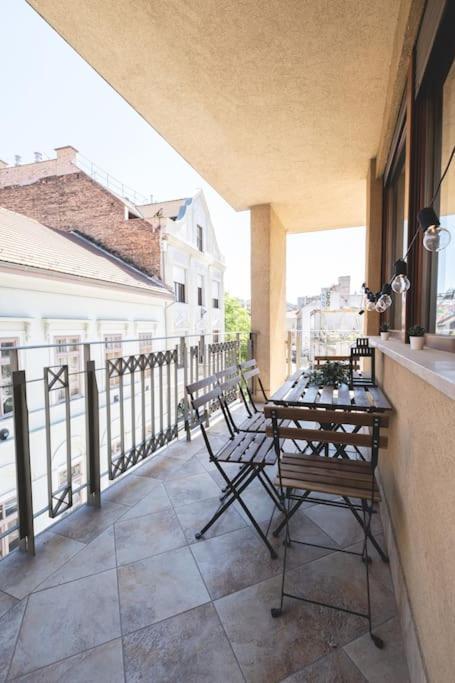 Bright Downtown Balcony Retreat Leilighet Budapest Eksteriør bilde