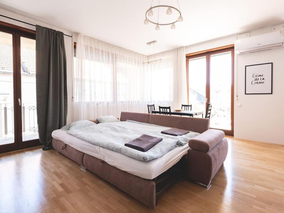 Bright Downtown Balcony Retreat Leilighet Budapest Eksteriør bilde
